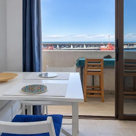 Guestready - Beachfront Apartment Marina Views *